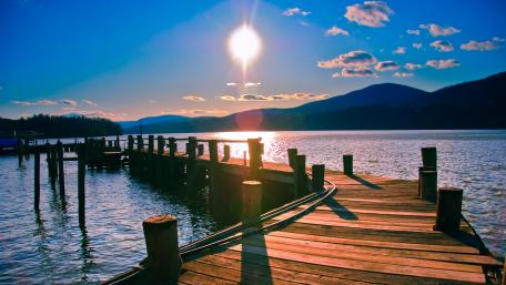 Sunlit Tranquility at the Lakeside Pier wallpaper