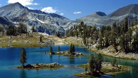 Mountain Lake Serenity with Islets wallpaper