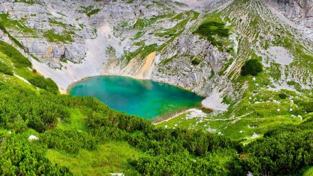 Tranquil Reflections of Slovenia's Alpine Jewel wallpaper