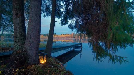 Tranquil Lakefront at Twilight wallpaper