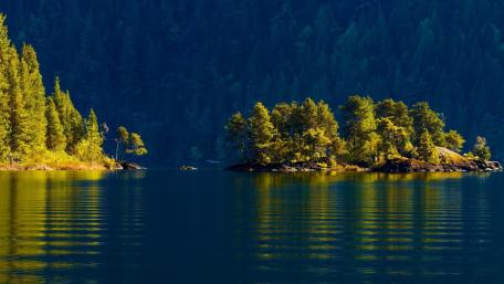 Tranquil Island Amidst Mountain Lake Serenity wallpaper