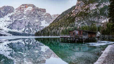 Stunning Lakeside Serenity in Italy's Dolomites wallpaper