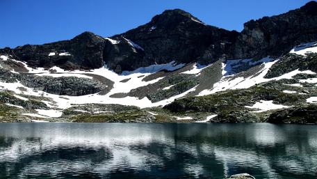 Mountain Reflections at Lacs d'Arrémoulit wallpaper