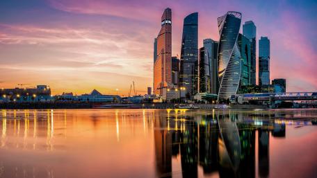 Cityscape Serenity at Sunset in Moscow wallpaper