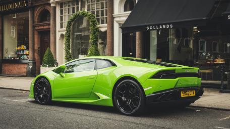 Lamborghini Huracán in Vibrant Green Elegance wallpaper