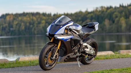 Yamaha YZF-R1 by the Lake in 4K wallpaper