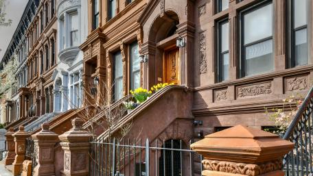 Charming Urban Brownstones in Springtime Bloom wallpaper