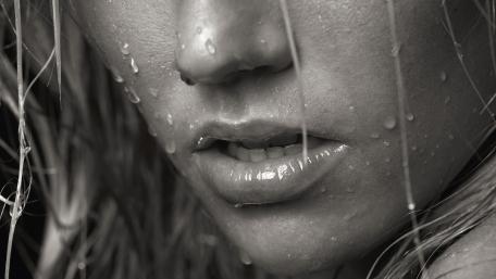 Wet and Alluring: Monochrome Intensity wallpaper