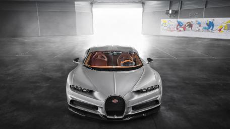 Bugatti Chiron in a Modern Garage Setting wallpaper