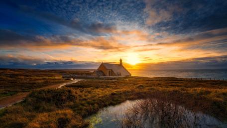 Coastal Temple Sunset Serenity in 4K wallpaper
