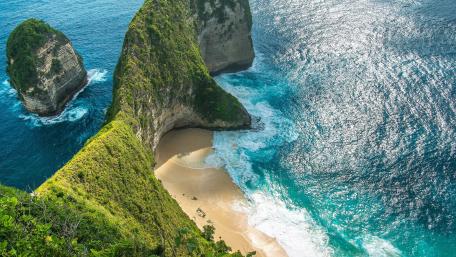 Majestic Cliffside Beauty at Kelingking Beach wallpaper