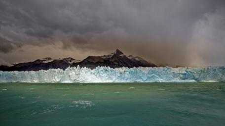 Majestic Icy Vista of Perito Moreno Glacier wallpaper