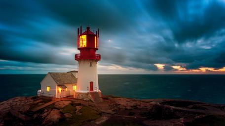 Lighthouse at Dusk in Lindesnes wallpaper