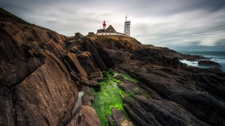 Pointe Saint-Mathieu: Brittany's Coastal Beacon wallpaper
