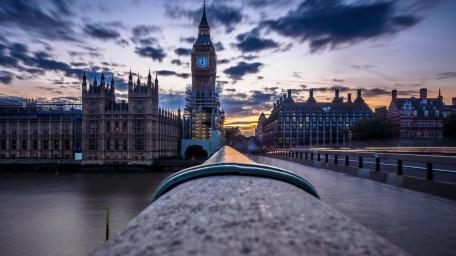 Big Ben's Evening Glow over the Thames wallpaper