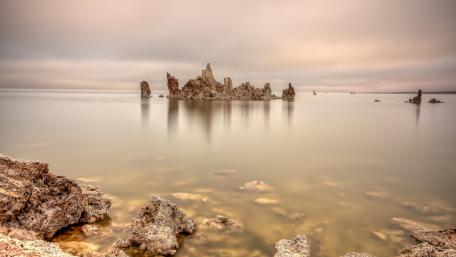 Tranquil Beauty of Mono Lake's Tufa Formations wallpaper