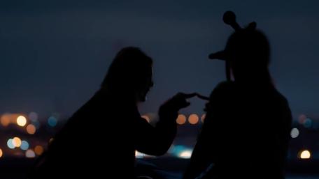 Silhouetted Romance Beneath Evening Skies wallpaper