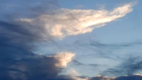 Majestic Skies in Serene Clouds wallpaper