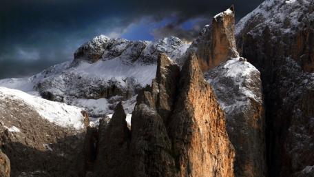 Majestic Mountain Ridge Under Dramatic Skies wallpaper