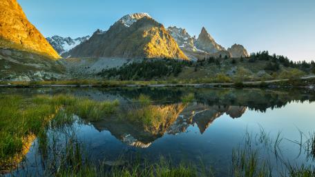 Serene Alpine Reflection in Glacial Paradise wallpaper