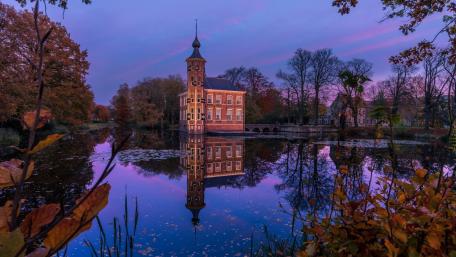 Kasteel Bouvigne Reflected in Tranquil Waters wallpaper