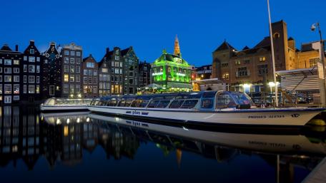Nighttime Bliss Along Amsterdam's Canal wallpaper