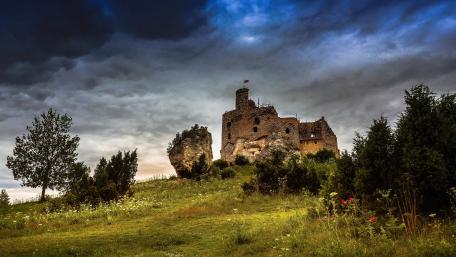 Castle Ruins Amidst Dramatic Skies in 4K wallpaper