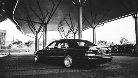 Black and White Elegance of a Mercedes-Benz W140 wallpaper