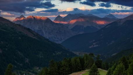 Majestic Mountain Range at Sunset wallpaper