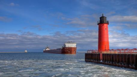 Milwaukee's Iconic Lighthouse and Frozen Waterscape wallpaper
