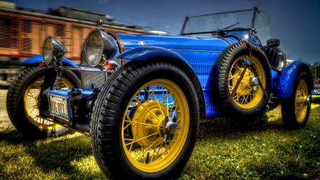 Vintage Elegance in Motion: Bugatti Type 35 wallpaper