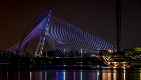 Seri Wawasan Bridge Illuminated at Night wallpaper