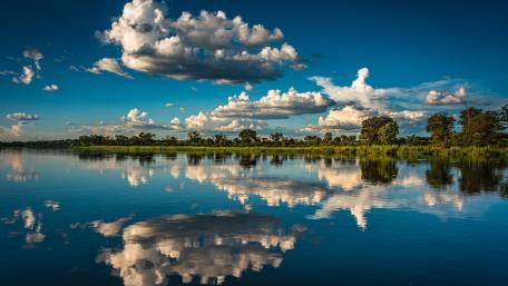 Tranquil Reflections of Sky and Water wallpaper