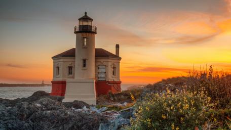 Coquille River Lighthouse at Sunset wallpaper