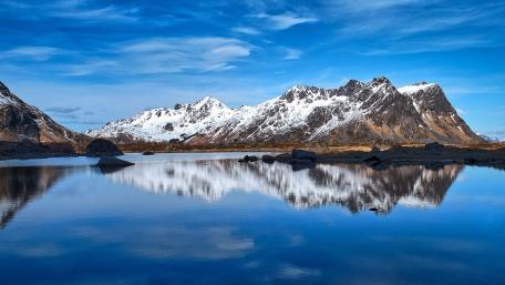 Tranquil Reflections of Lofoten's Majestic Peaks wallpaper