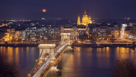 Széchenyi Chain Bridge Illumined by Moonlight wallpaper