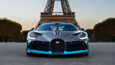 Bugatti Divo Shines in Paris Elegance wallpaper