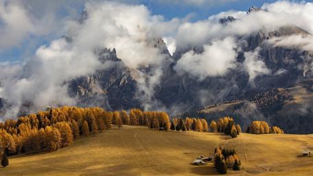 Alpe di Siusi Enveloped in Autumn Clouds wallpaper