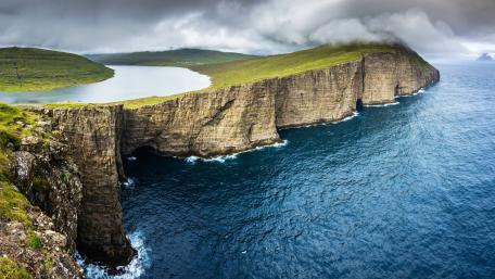 Sørvágsvatn's Majestic Cliffside Panorama wallpaper