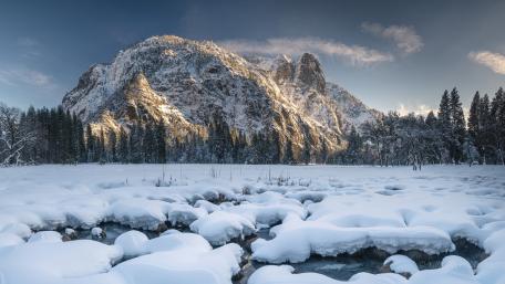 Yosemite's Winter Wonderland in Sierra Nevada wallpaper