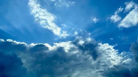 Blue Sky Serenity in Stunning 4K Clarity wallpaper
