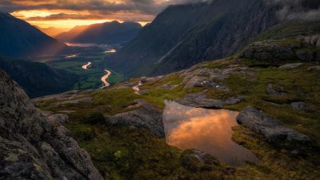 Majestic Romsdalen Valley Sunset Views wallpaper