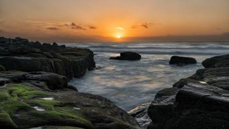 Evening Tranquility by the Ocean Shore wallpaper