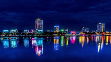 Nighttime Cityscape Reflections in Vibrant 4K Splendor wallpaper