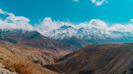 Breathtaking Pamír Mountain Vista in Tajikistan wallpaper