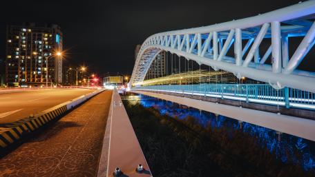 Nighttime Elegance at Dakeng Lovers Bridge wallpaper