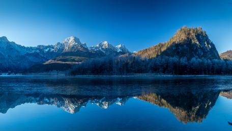 Mountain Serenity Reflecting in Pristine Lake wallpaper