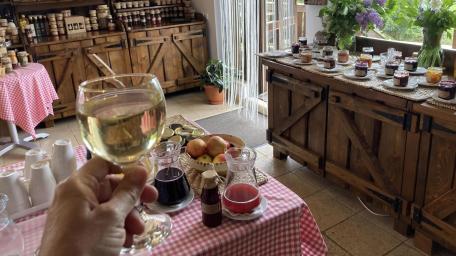 White Wine and Rustic Picnic Ambiance wallpaper