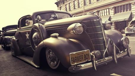 Vintage Elegance Classic Car in Monochrome 4K wallpaper
