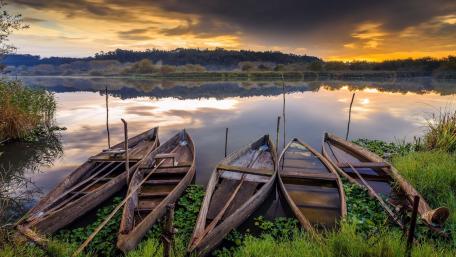 Tranquil Boats at Sunset Lake wallpaper